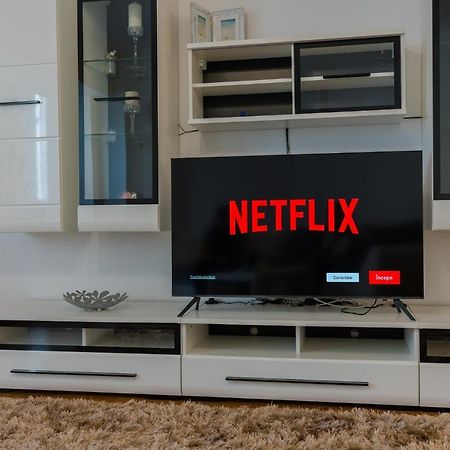 Cozy & Spacious 2Br Apartment With Netflix Bukarest Exteriör bild