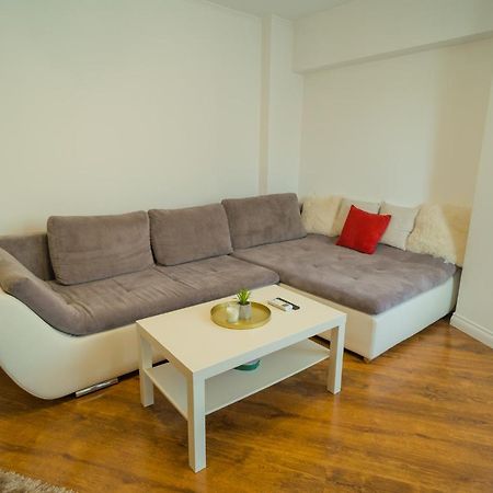 Cozy & Spacious 2Br Apartment With Netflix Bukarest Exteriör bild
