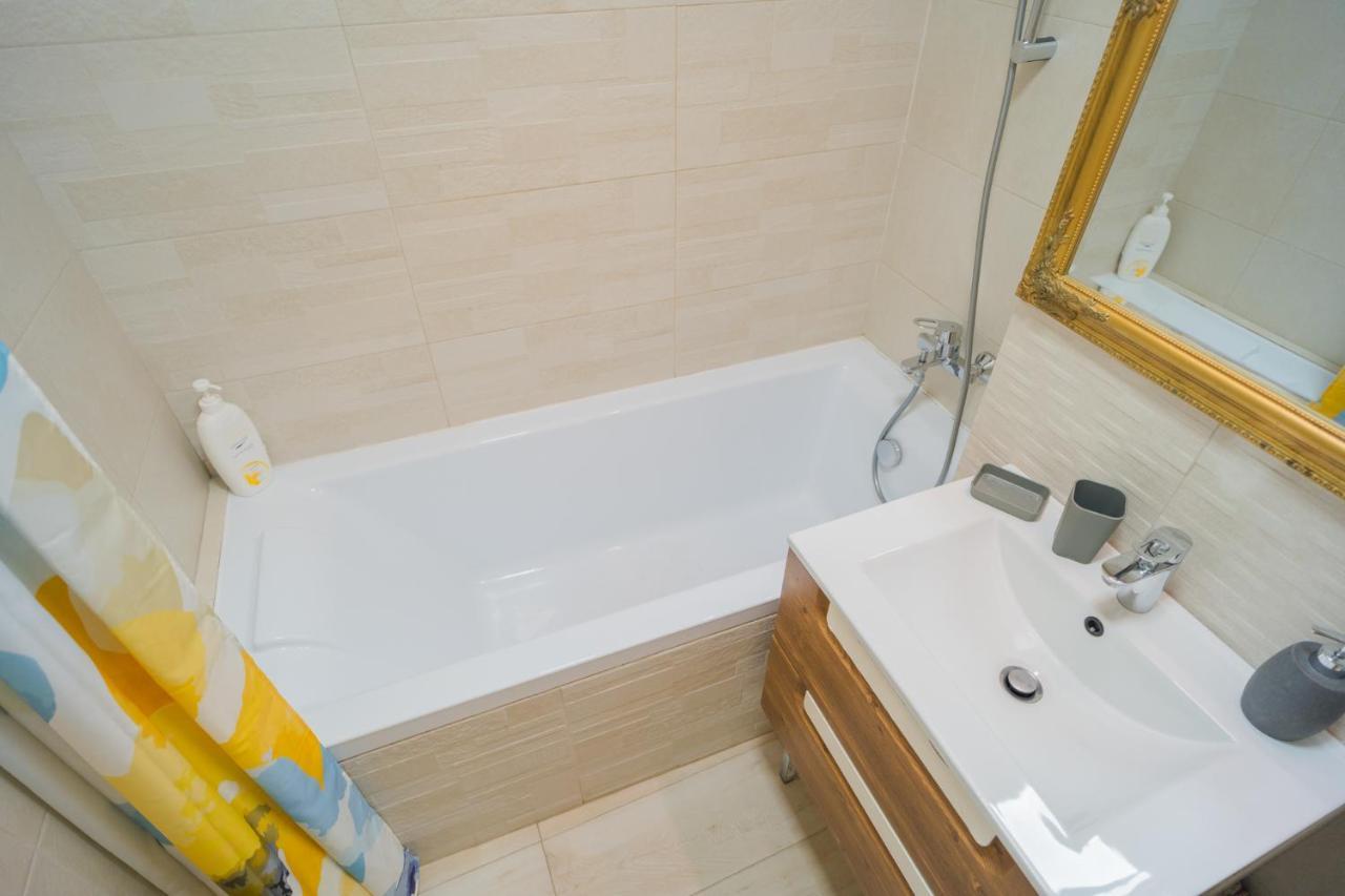 Cozy & Spacious 2Br Apartment With Netflix Bukarest Exteriör bild