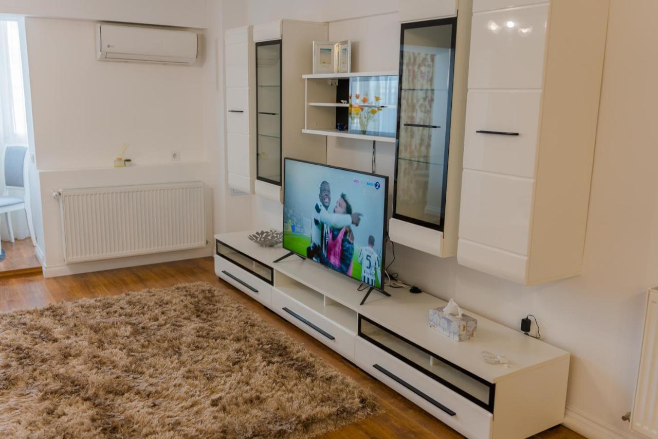 Cozy & Spacious 2Br Apartment With Netflix Bukarest Exteriör bild