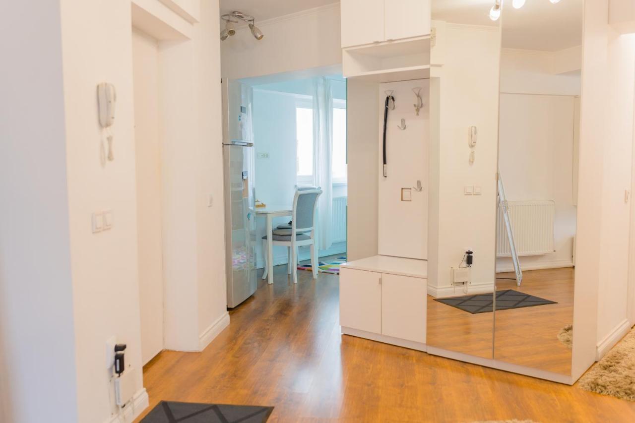 Cozy & Spacious 2Br Apartment With Netflix Bukarest Exteriör bild