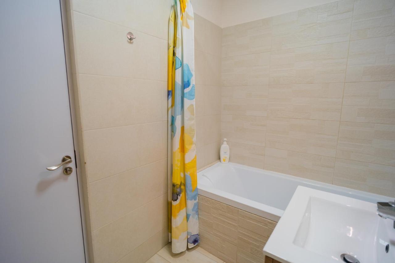 Cozy & Spacious 2Br Apartment With Netflix Bukarest Exteriör bild