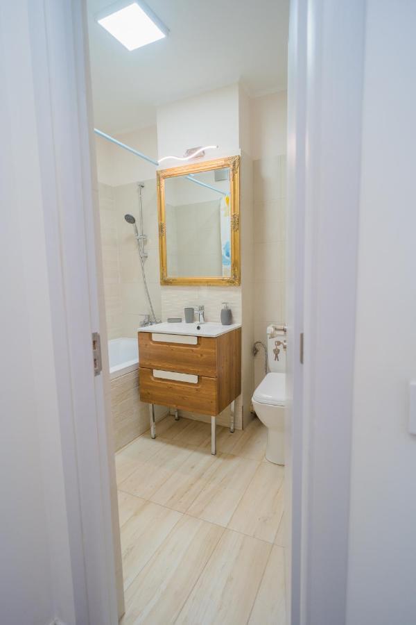 Cozy & Spacious 2Br Apartment With Netflix Bukarest Exteriör bild