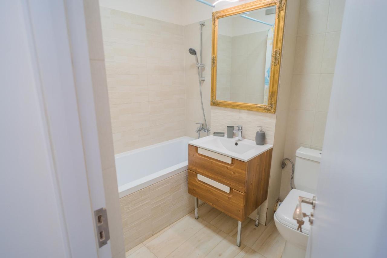 Cozy & Spacious 2Br Apartment With Netflix Bukarest Exteriör bild