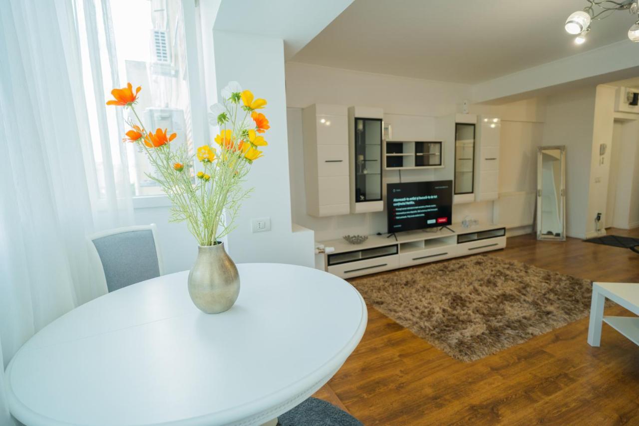 Cozy & Spacious 2Br Apartment With Netflix Bukarest Exteriör bild