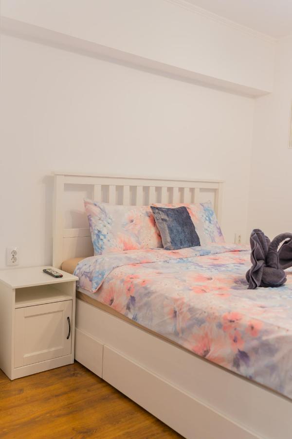 Cozy & Spacious 2Br Apartment With Netflix Bukarest Exteriör bild