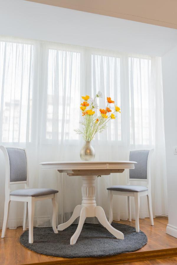 Cozy & Spacious 2Br Apartment With Netflix Bukarest Exteriör bild