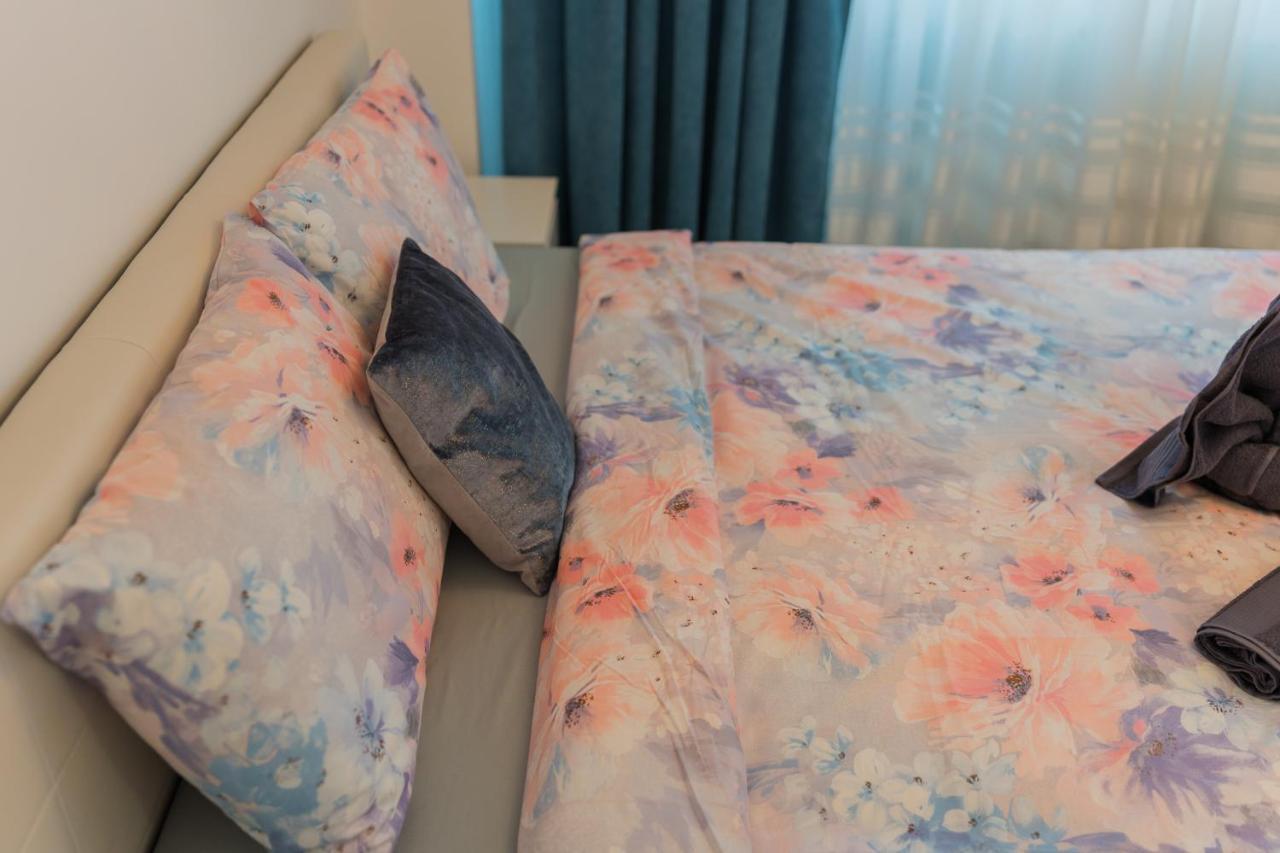 Cozy & Spacious 2Br Apartment With Netflix Bukarest Exteriör bild