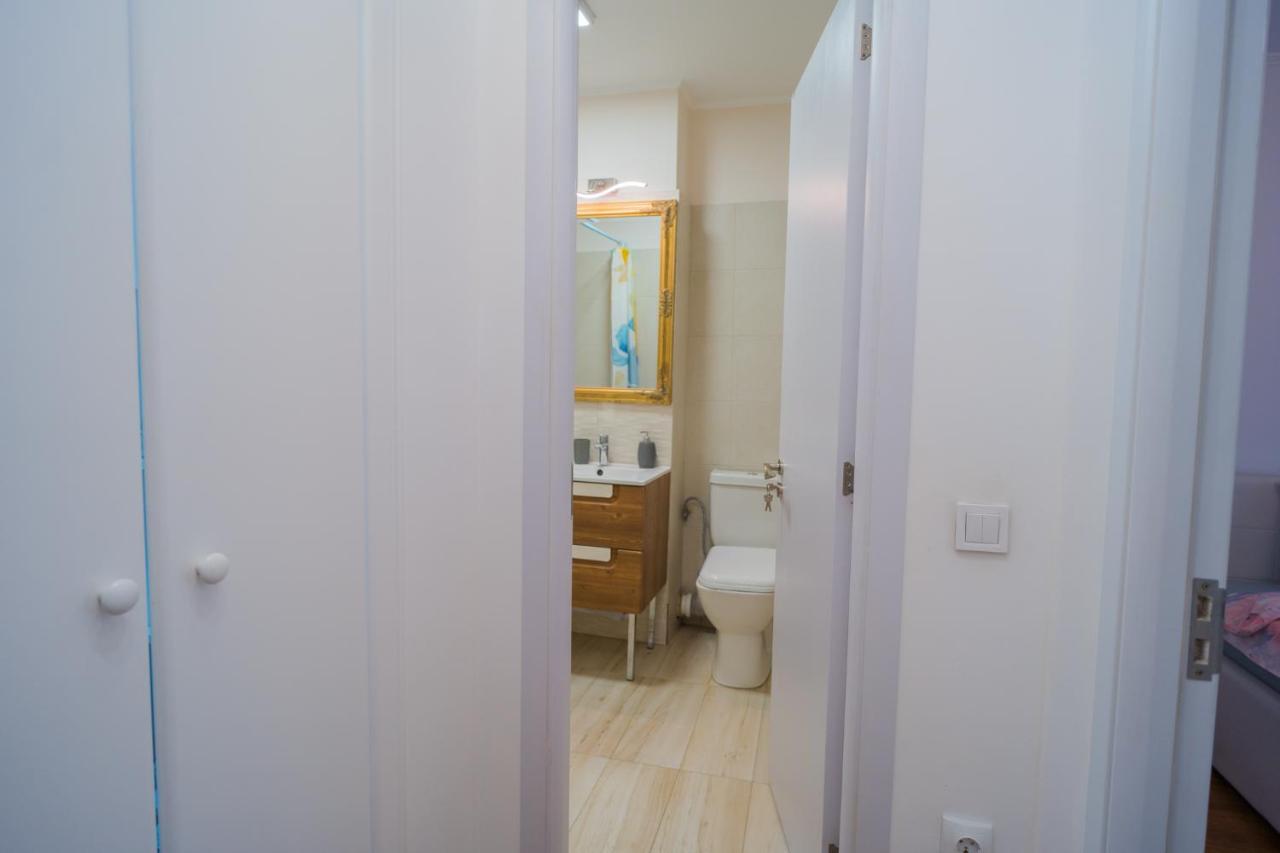 Cozy & Spacious 2Br Apartment With Netflix Bukarest Exteriör bild
