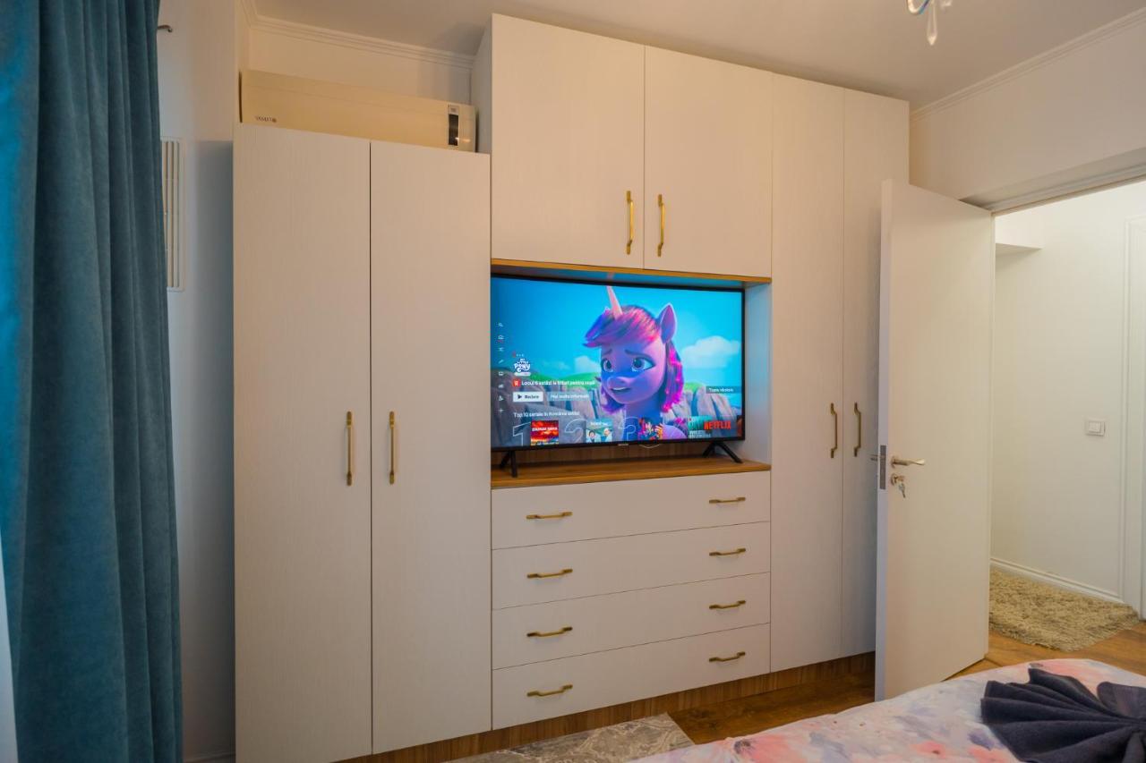Cozy & Spacious 2Br Apartment With Netflix Bukarest Exteriör bild
