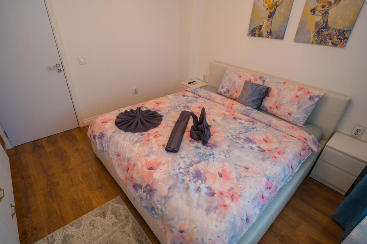 Cozy & Spacious 2Br Apartment With Netflix Bukarest Exteriör bild