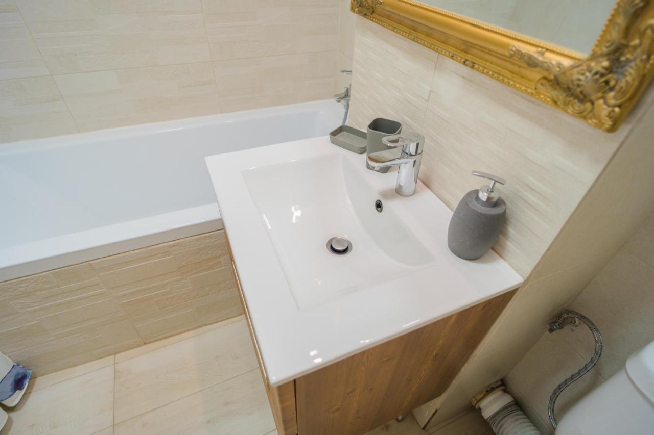 Cozy & Spacious 2Br Apartment With Netflix Bukarest Exteriör bild