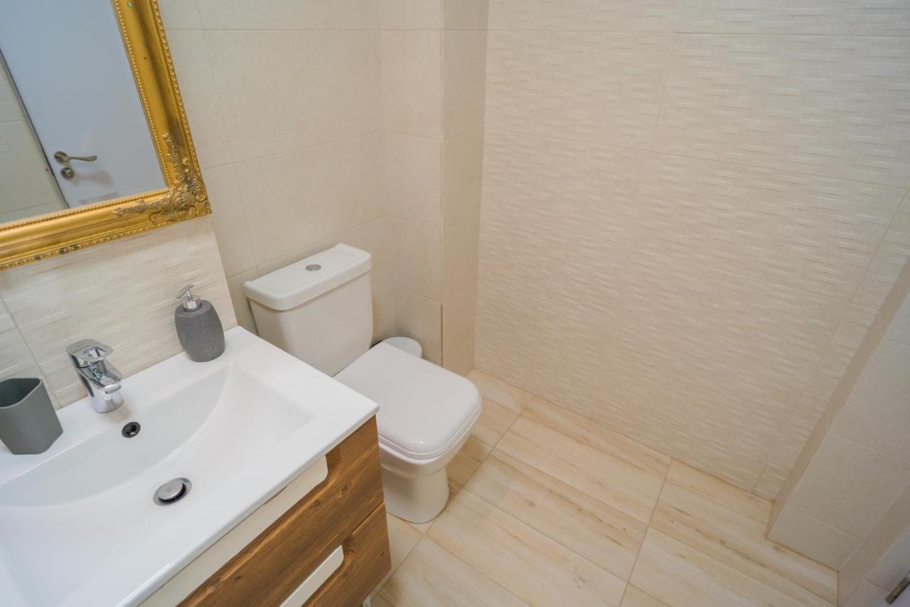 Cozy & Spacious 2Br Apartment With Netflix Bukarest Exteriör bild