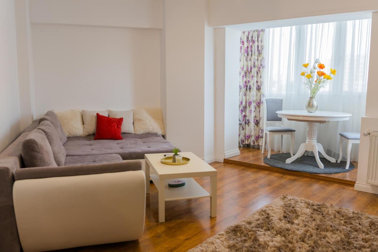 Cozy & Spacious 2Br Apartment With Netflix Bukarest Exteriör bild