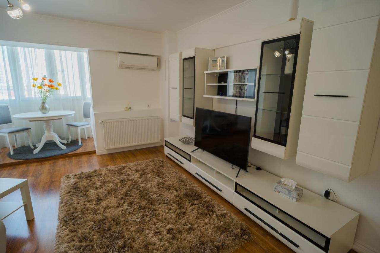 Cozy & Spacious 2Br Apartment With Netflix Bukarest Exteriör bild