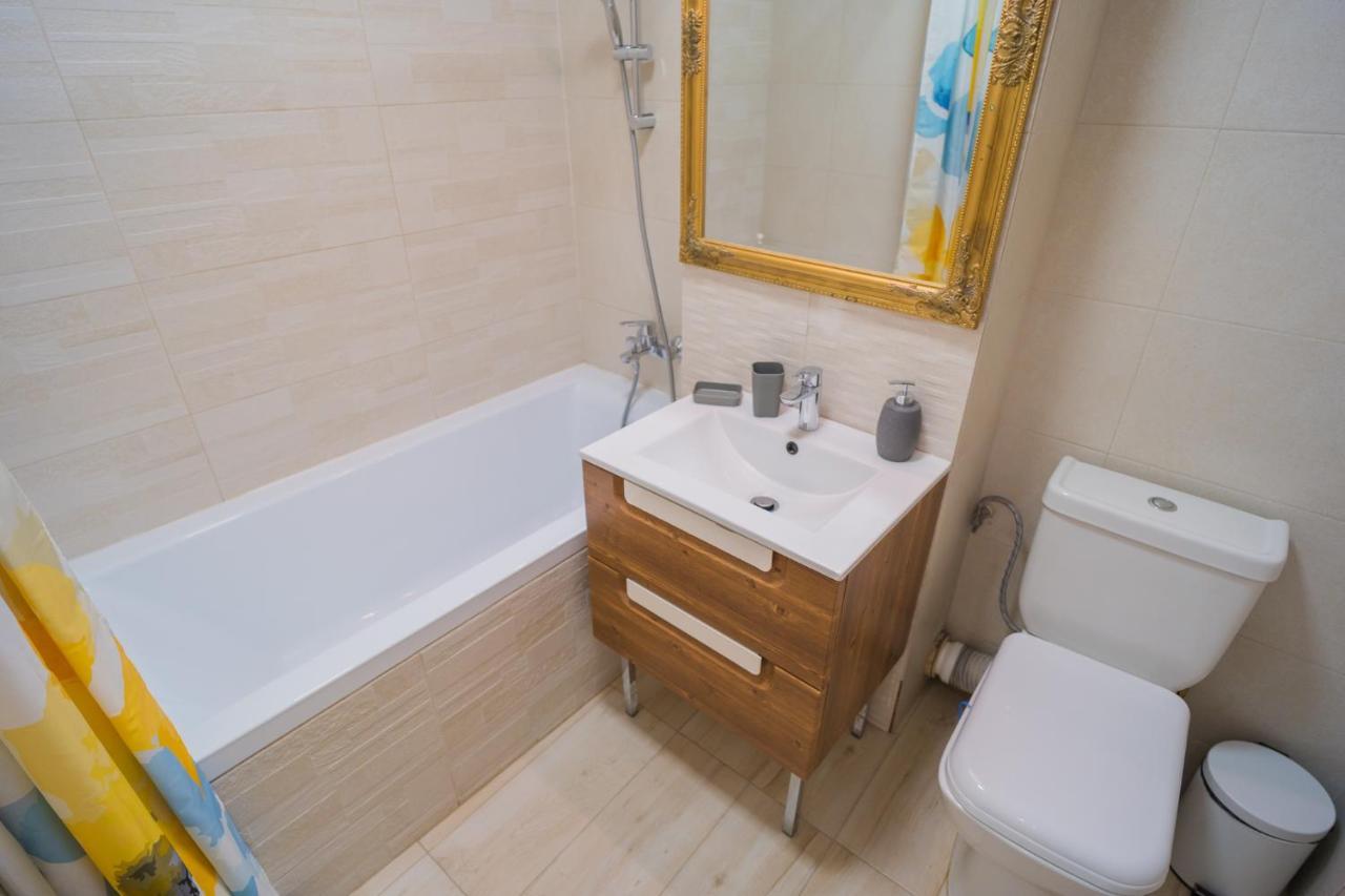Cozy & Spacious 2Br Apartment With Netflix Bukarest Exteriör bild
