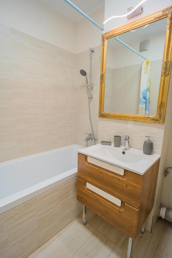Cozy & Spacious 2Br Apartment With Netflix Bukarest Exteriör bild