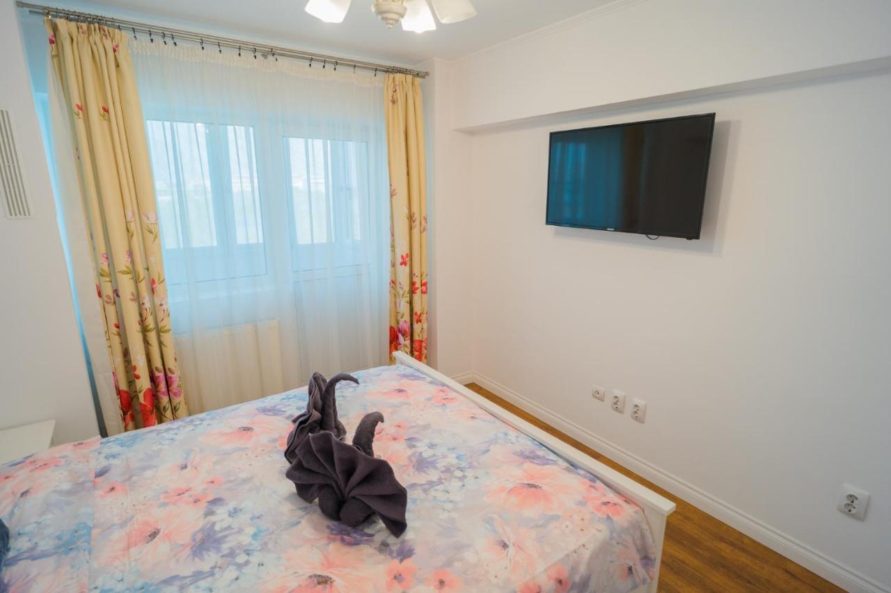 Cozy & Spacious 2Br Apartment With Netflix Bukarest Exteriör bild