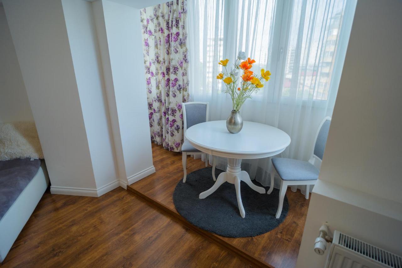 Cozy & Spacious 2Br Apartment With Netflix Bukarest Exteriör bild
