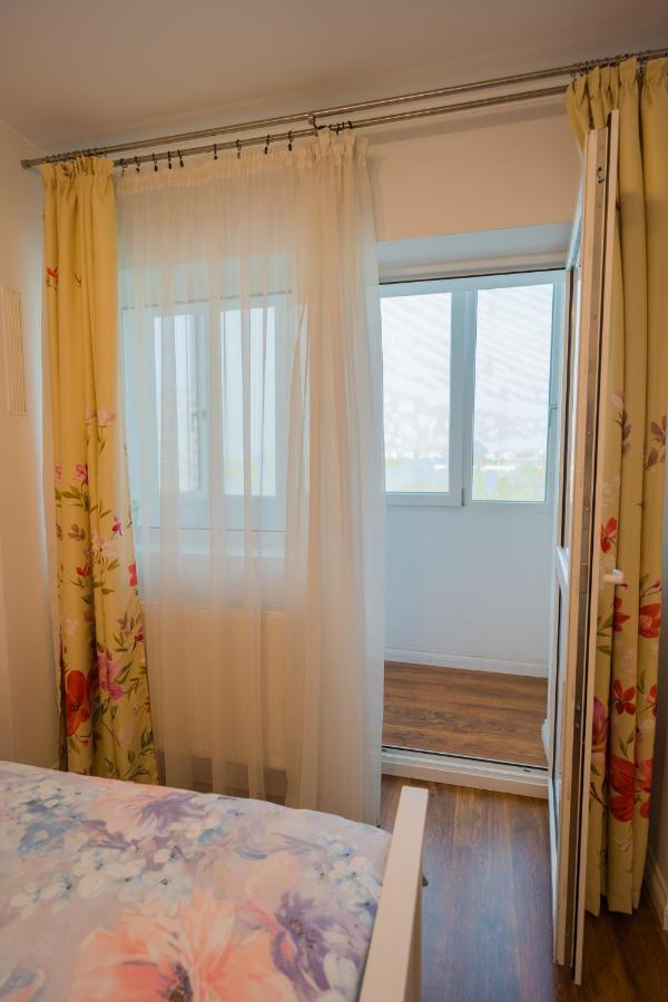 Cozy & Spacious 2Br Apartment With Netflix Bukarest Exteriör bild