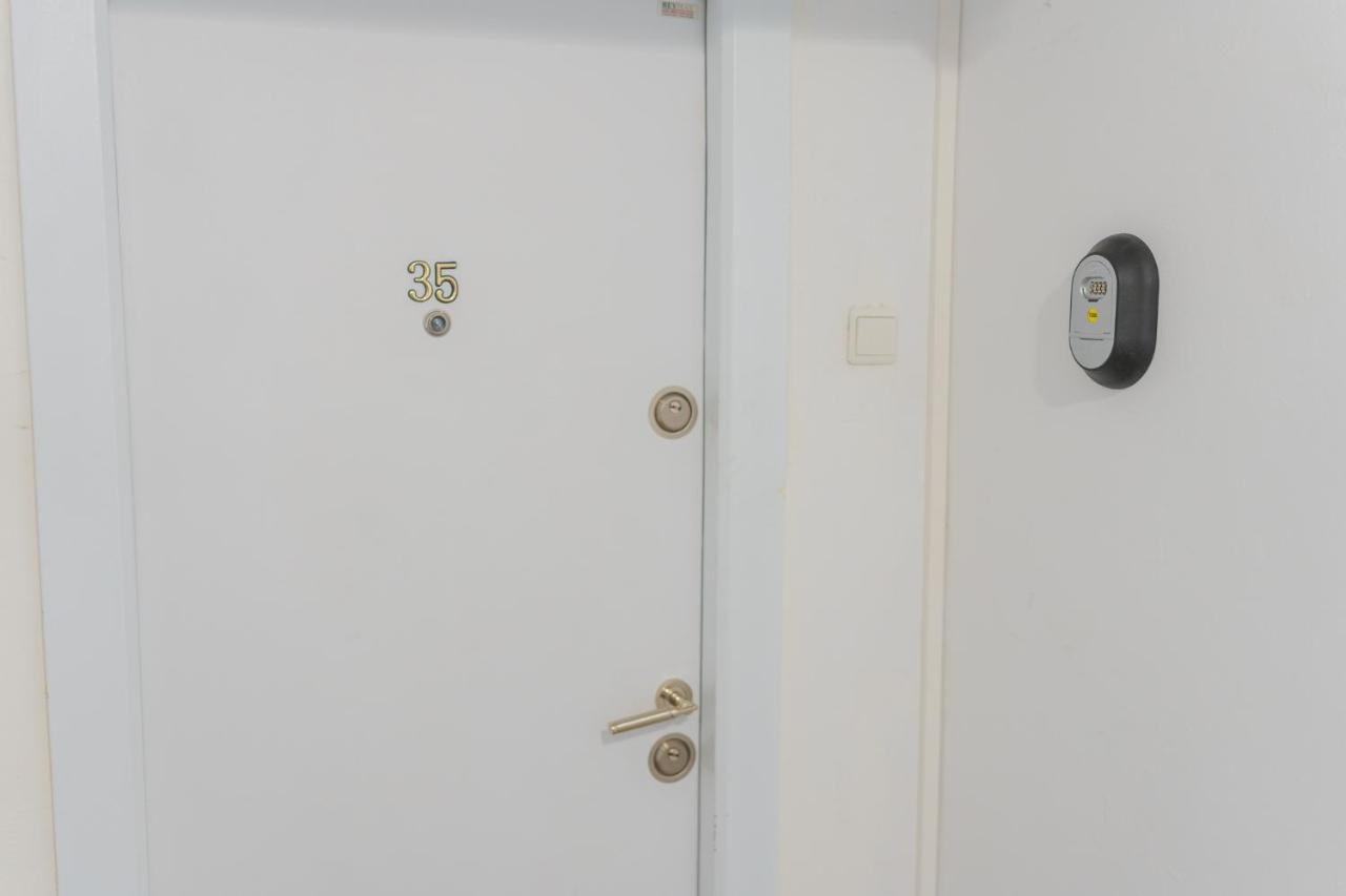 Cozy & Spacious 2Br Apartment With Netflix Bukarest Exteriör bild