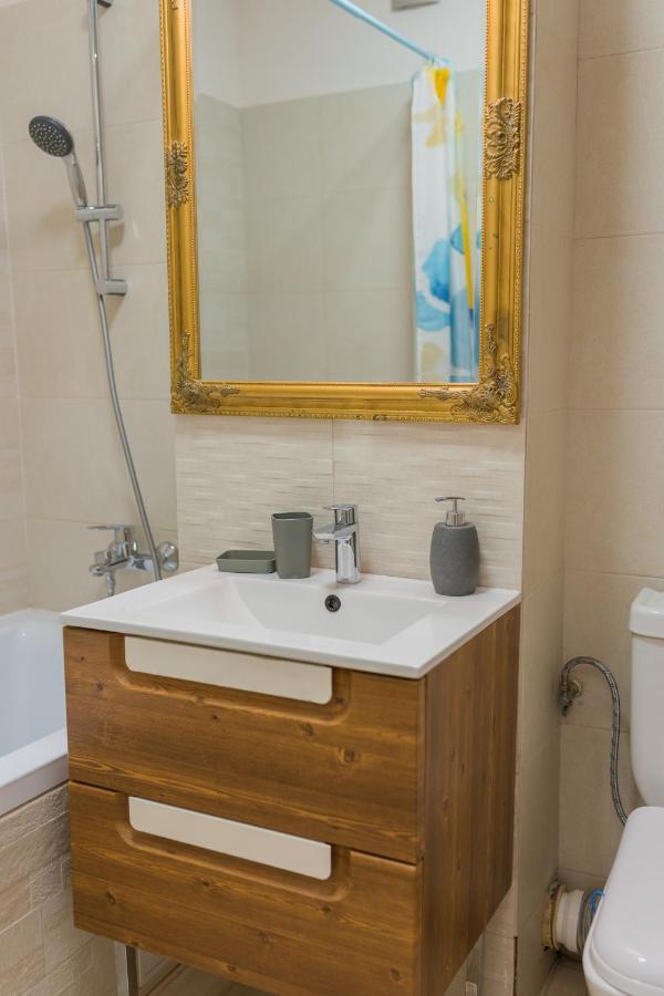 Cozy & Spacious 2Br Apartment With Netflix Bukarest Exteriör bild